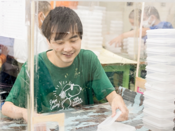 内職作業をする利用者さま