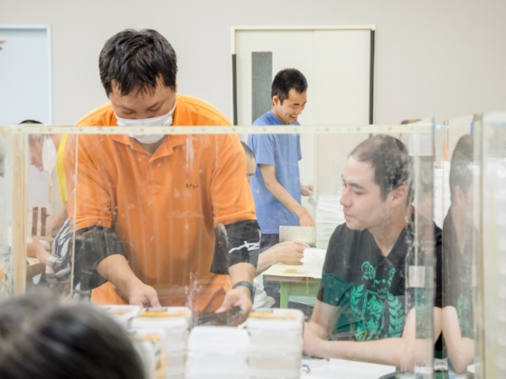 内職作業をする利用者さまと指導員